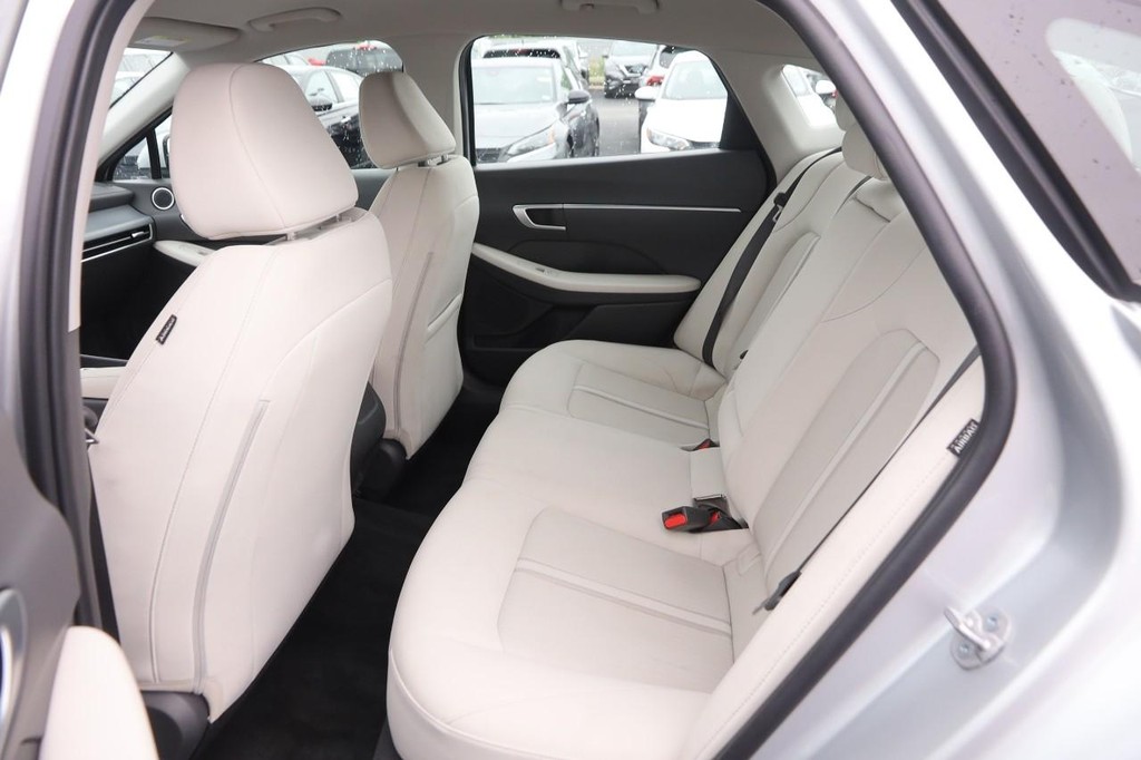 Hyundai Sonata Vehicle Full-screen Gallery Image 9