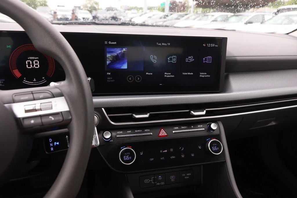 Hyundai Sonata Vehicle Full-screen Gallery Image 15