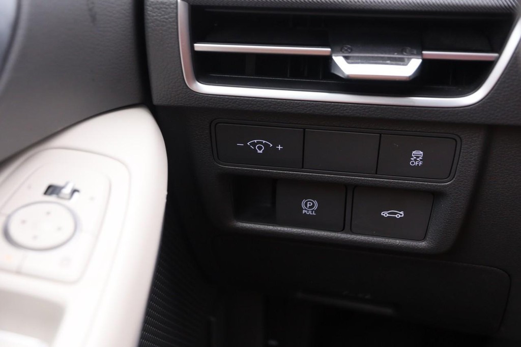 Hyundai Sonata Vehicle Full-screen Gallery Image 21
