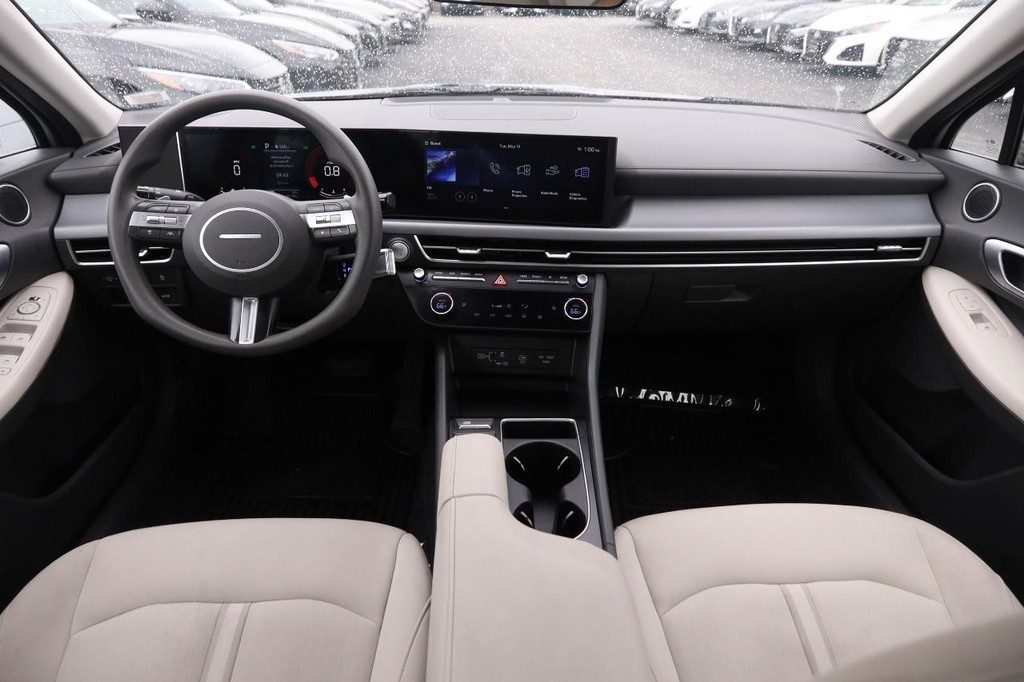 Hyundai Sonata Vehicle Full-screen Gallery Image 22