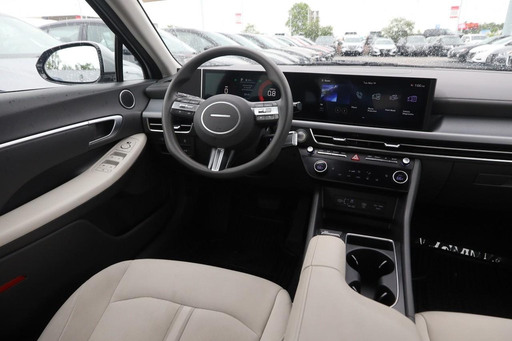 Hyundai Sonata Vehicle Full-screen Gallery Image 23