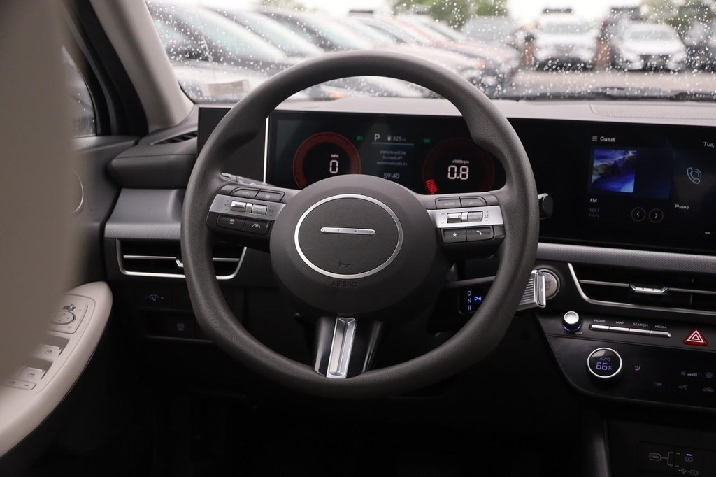 Hyundai Sonata Vehicle Full-screen Gallery Image 24