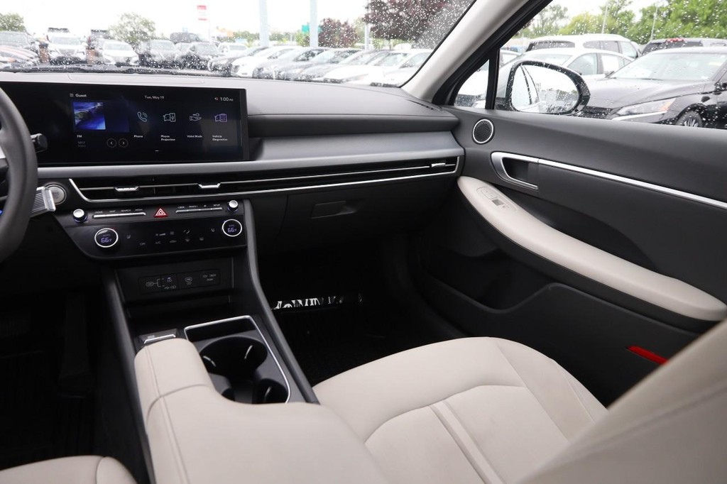 Hyundai Sonata Vehicle Full-screen Gallery Image 26