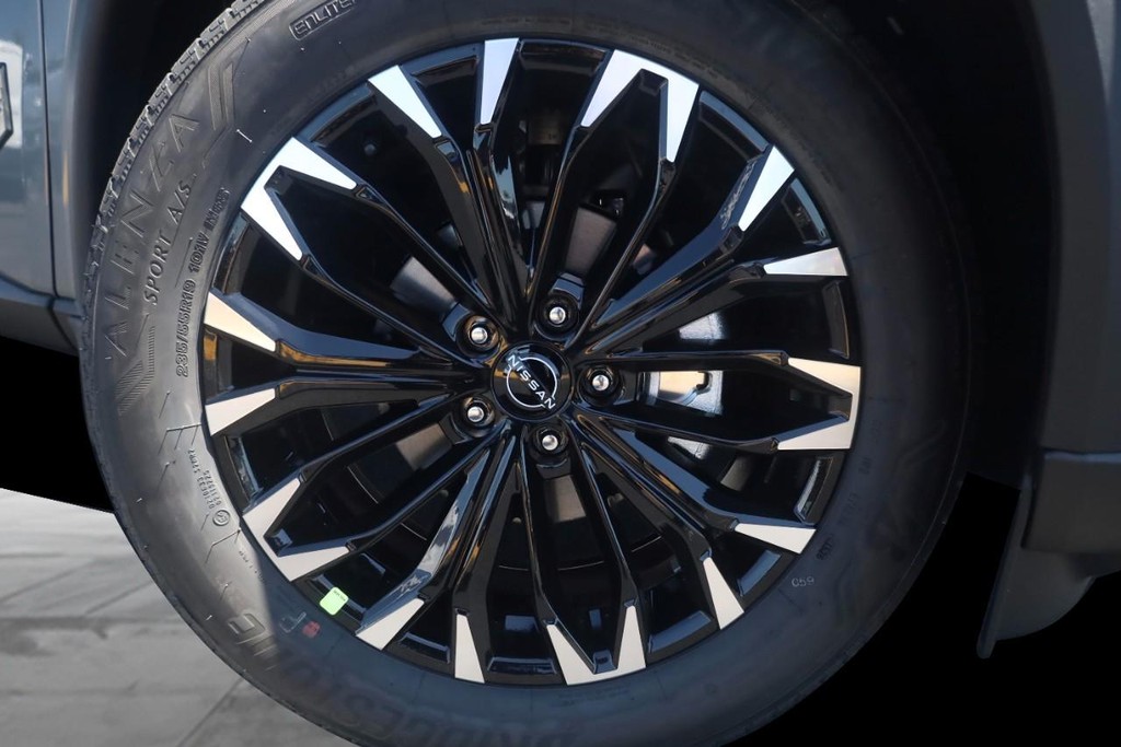 Nissan Rogue Vehicle Full-screen Gallery Image 3