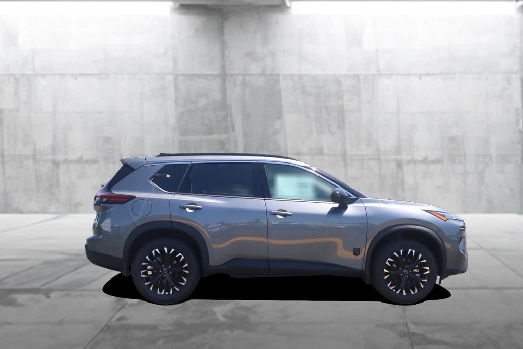 Nissan Rogue Vehicle Full-screen Gallery Image 5