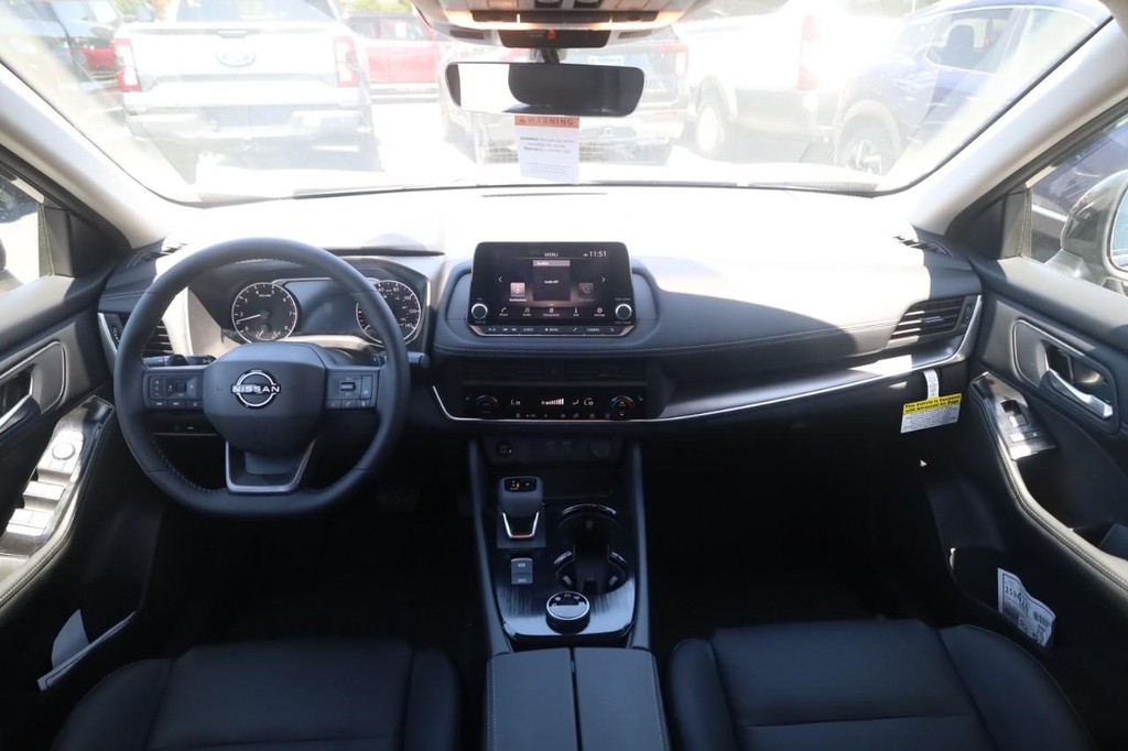 Nissan Rogue Vehicle Full-screen Gallery Image 7