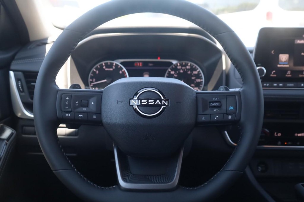 Nissan Rogue Vehicle Full-screen Gallery Image 8