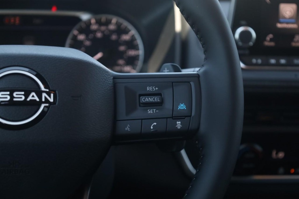Nissan Rogue Vehicle Full-screen Gallery Image 9