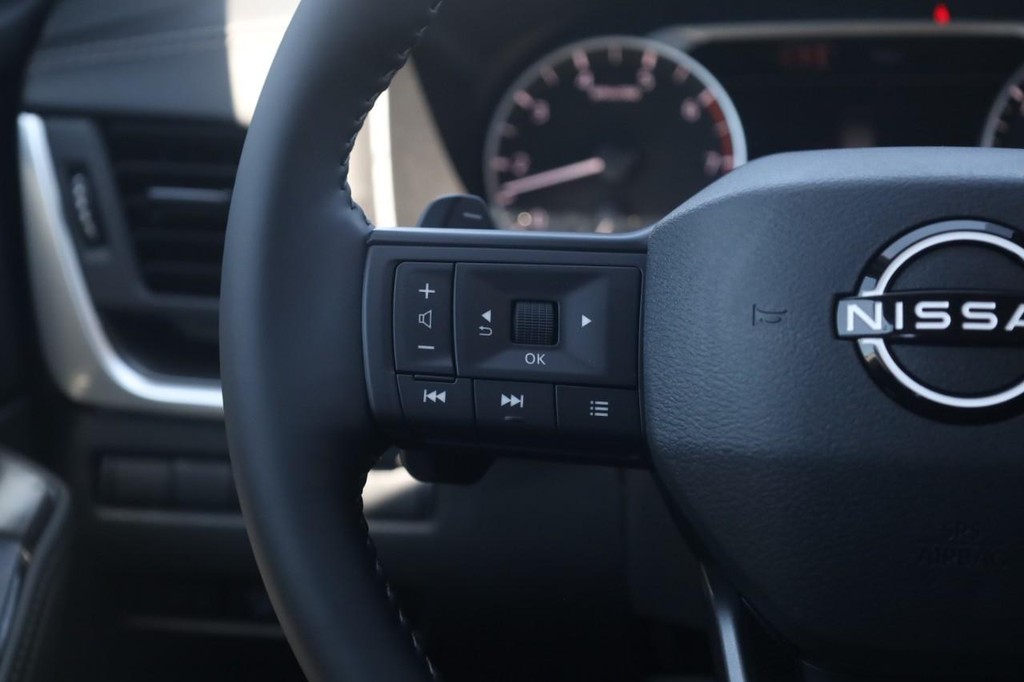 Nissan Rogue Vehicle Full-screen Gallery Image 10