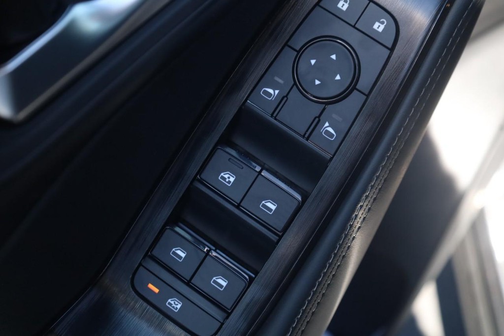 Nissan Rogue Vehicle Full-screen Gallery Image 11