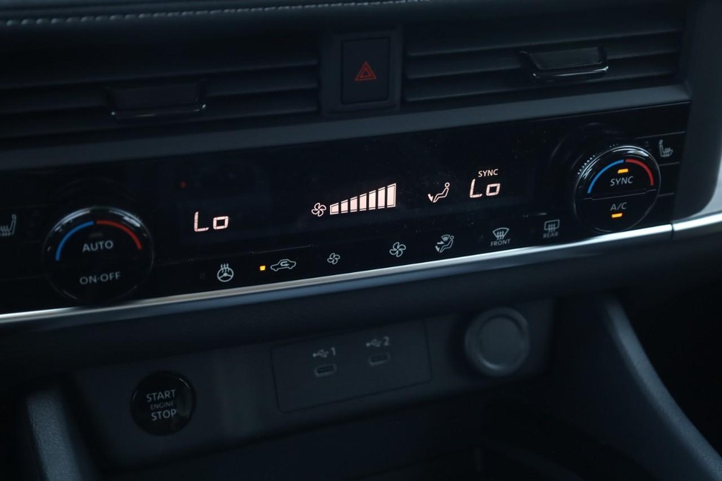 Nissan Rogue Vehicle Full-screen Gallery Image 16