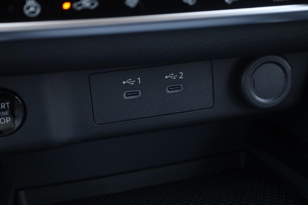 Nissan Rogue Vehicle Full-screen Gallery Image 17
