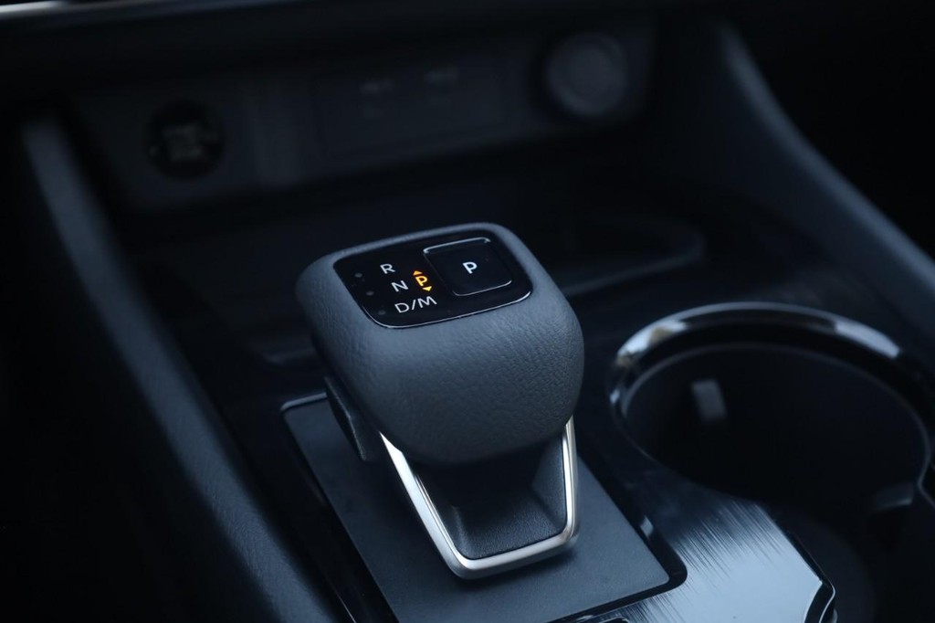 Nissan Rogue Vehicle Full-screen Gallery Image 19