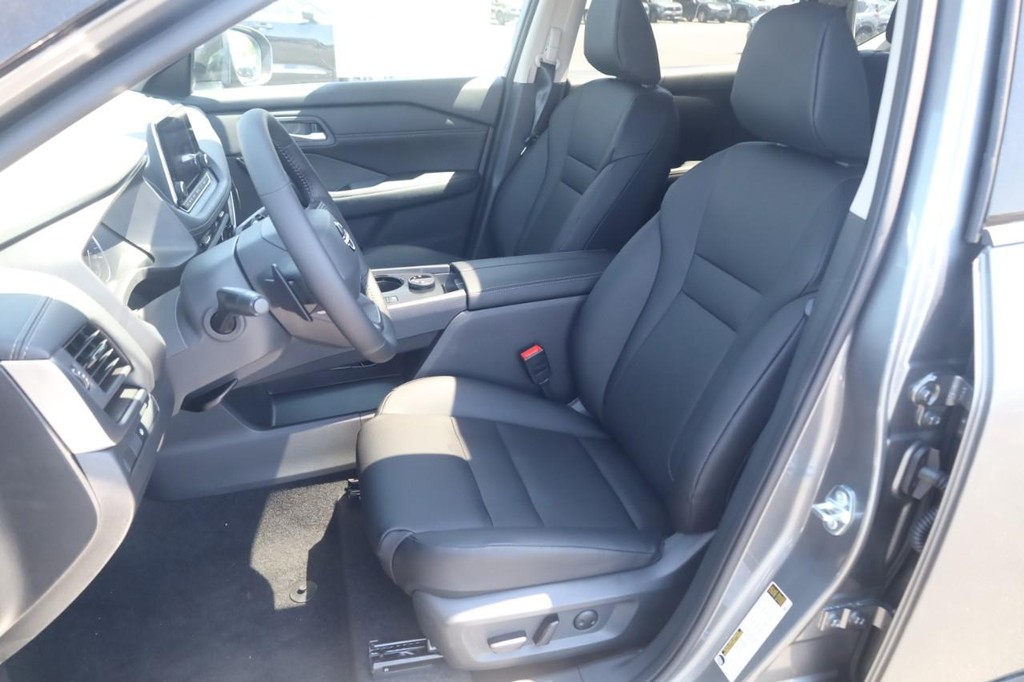 Nissan Rogue Vehicle Full-screen Gallery Image 20