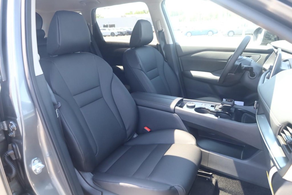 Nissan Rogue Vehicle Full-screen Gallery Image 21