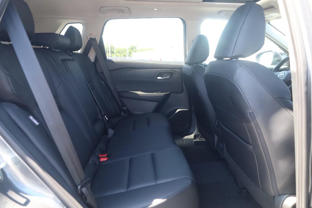 Nissan Rogue Vehicle Full-screen Gallery Image 22