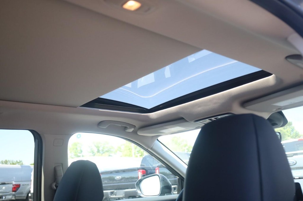 Nissan Rogue Vehicle Full-screen Gallery Image 23