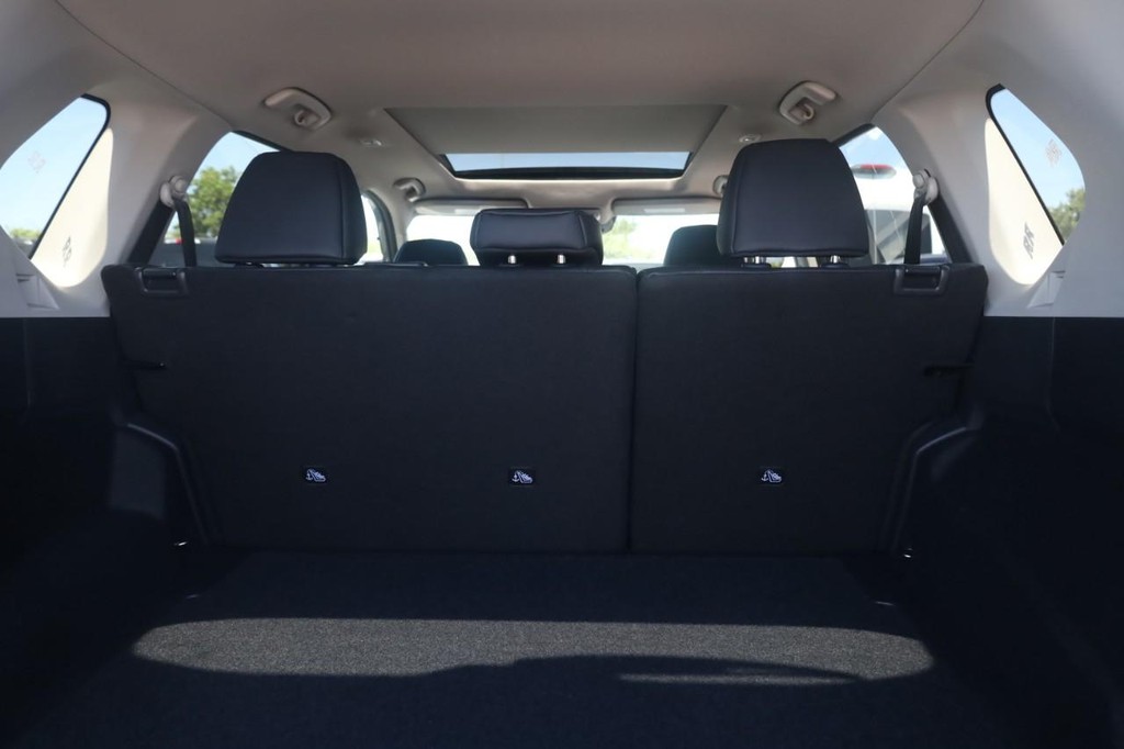 Nissan Rogue Vehicle Full-screen Gallery Image 24