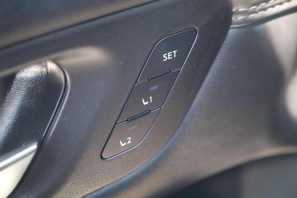 Nissan Pathfinder Vehicle Image 12