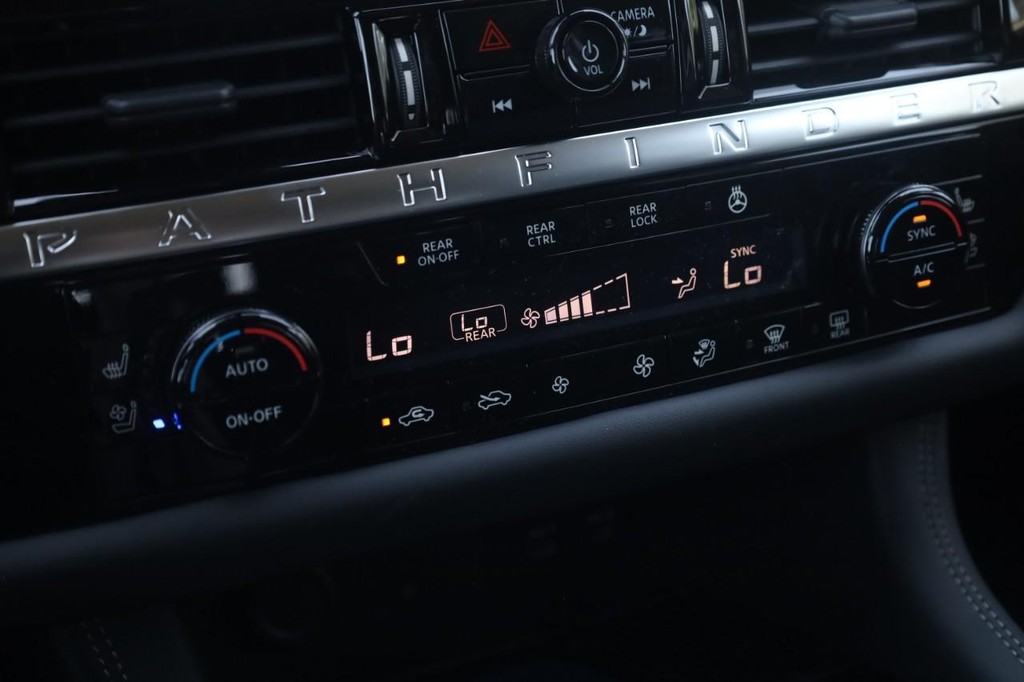 Nissan Pathfinder Vehicle Image 17