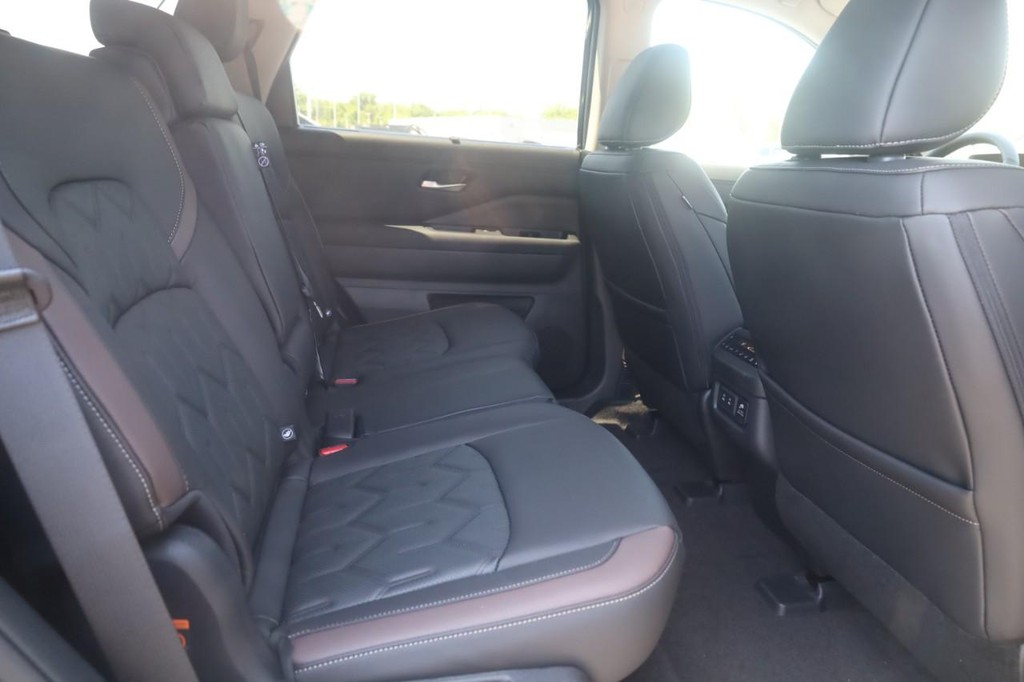 Nissan Pathfinder Vehicle Image 23