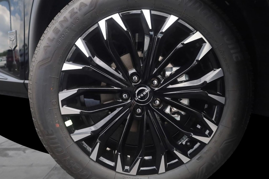 Nissan Rogue Vehicle Image 03
