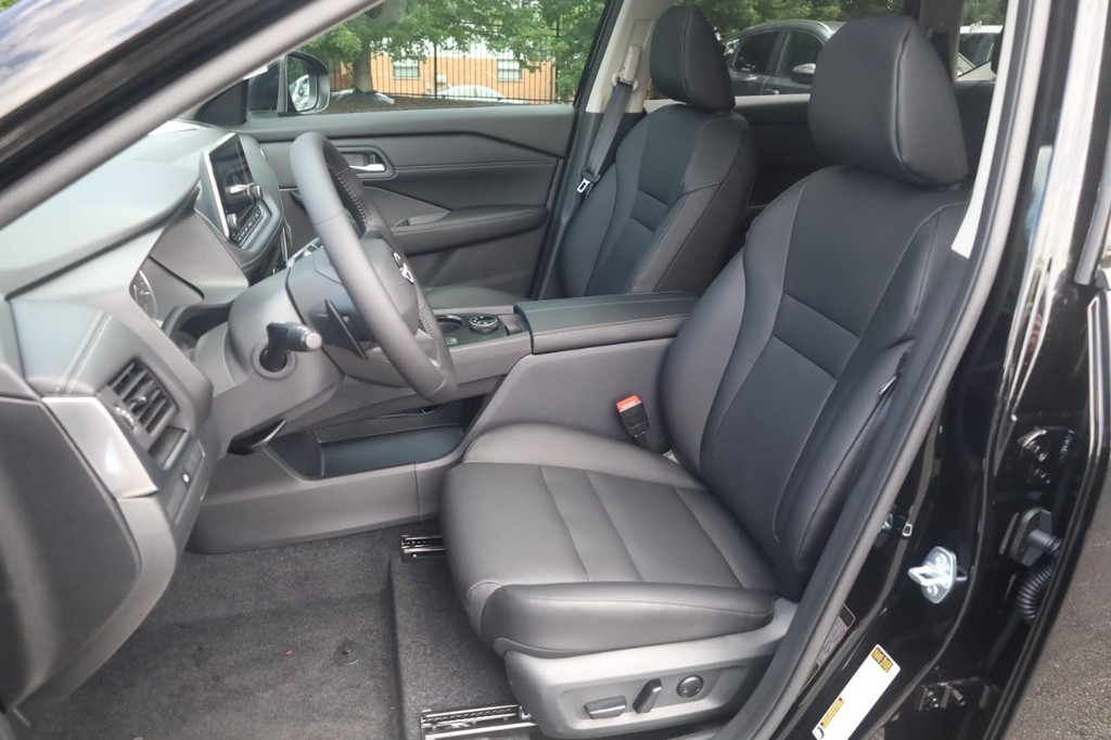 Nissan Rogue Vehicle Image 20