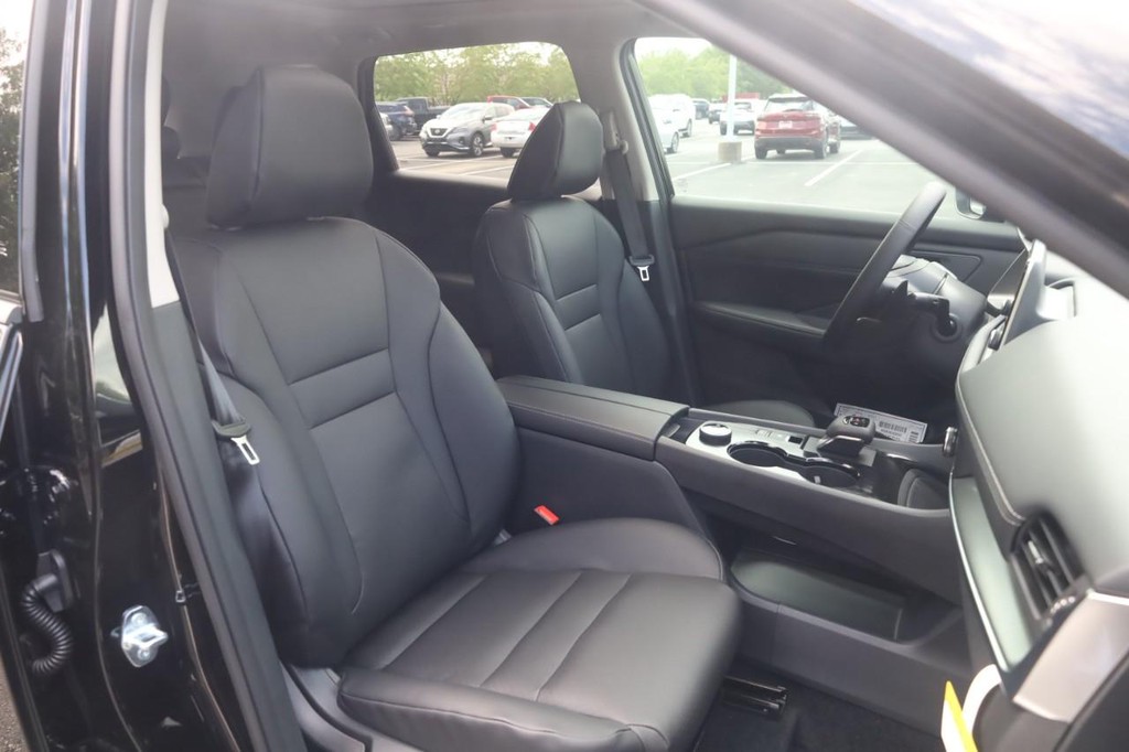 Nissan Rogue Vehicle Image 21
