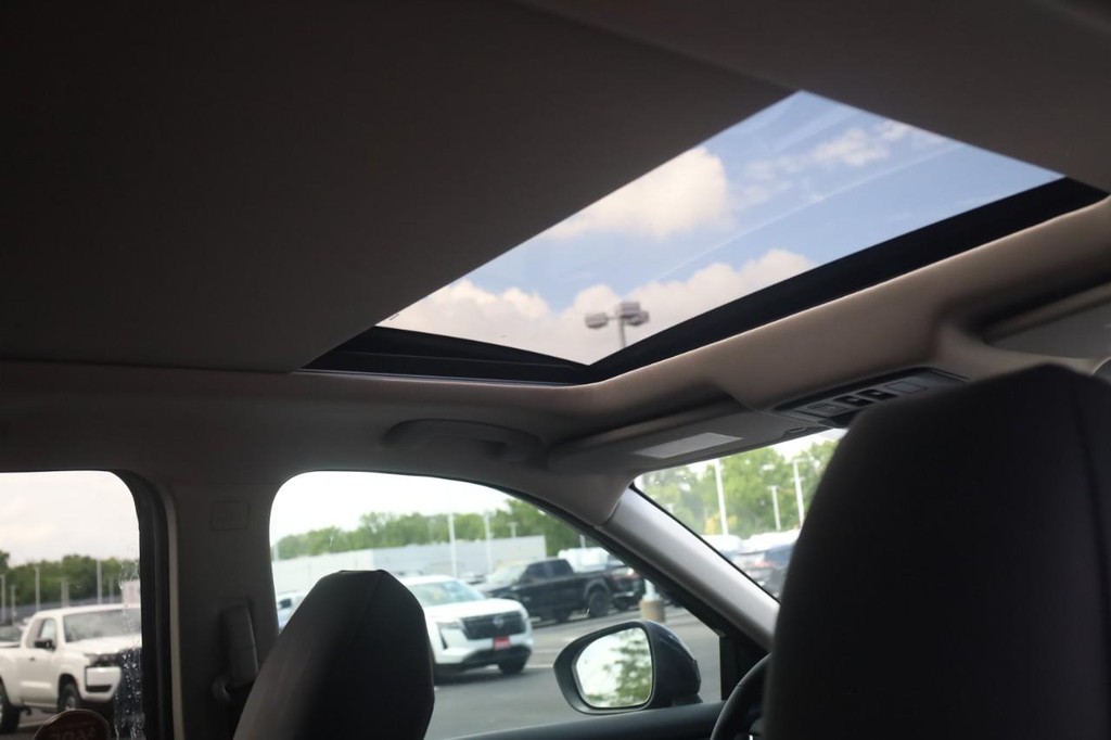 Nissan Rogue Vehicle Image 23