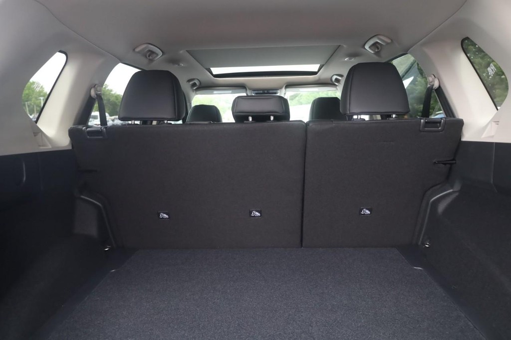 Nissan Rogue Vehicle Image 24