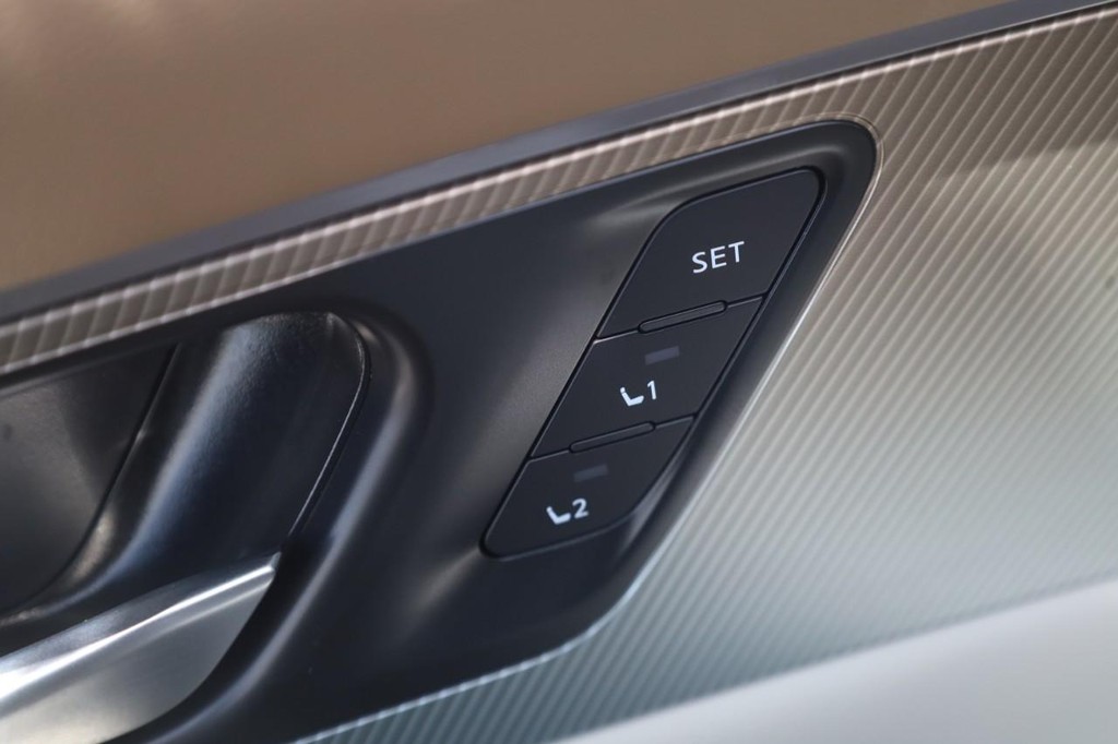 Nissan Murano Vehicle Image 12