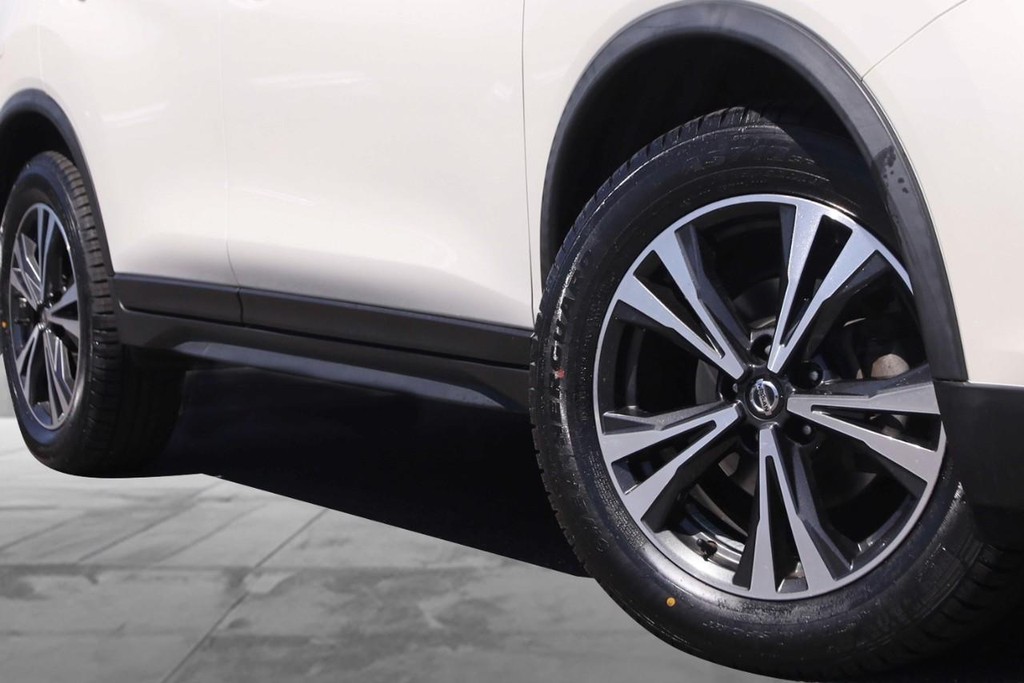 Nissan Rogue Vehicle Full-screen Gallery Image 3