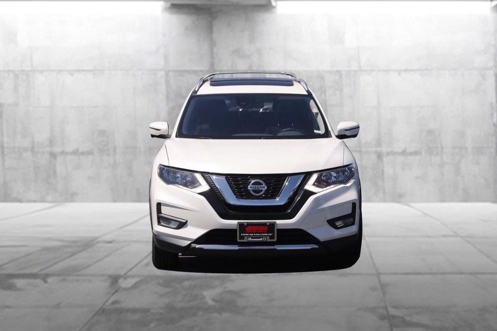 Nissan Rogue Vehicle Full-screen Gallery Image 4