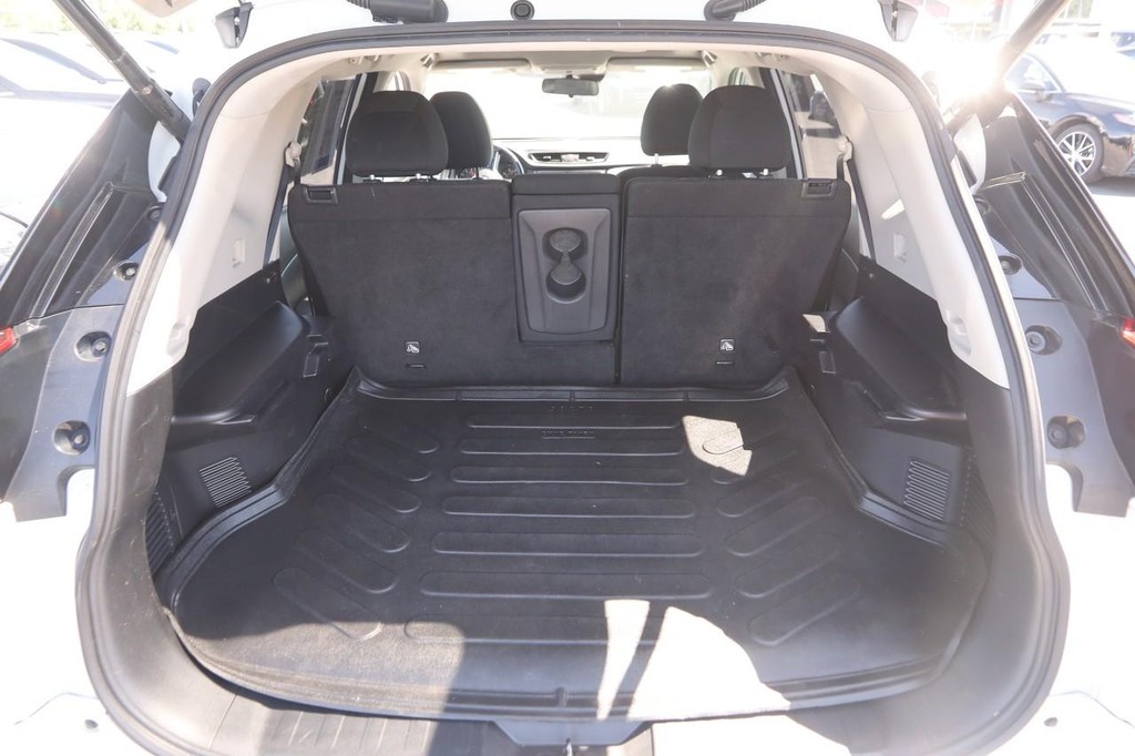 Nissan Rogue Vehicle Full-screen Gallery Image 7