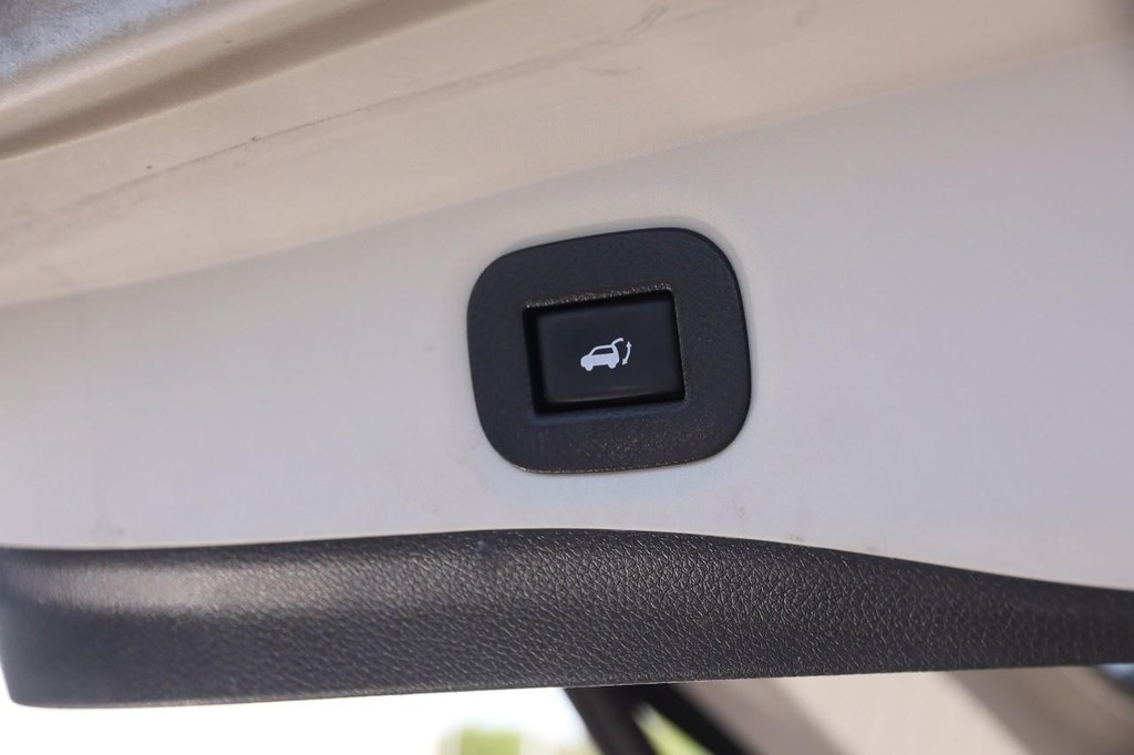 Nissan Rogue Vehicle Full-screen Gallery Image 8