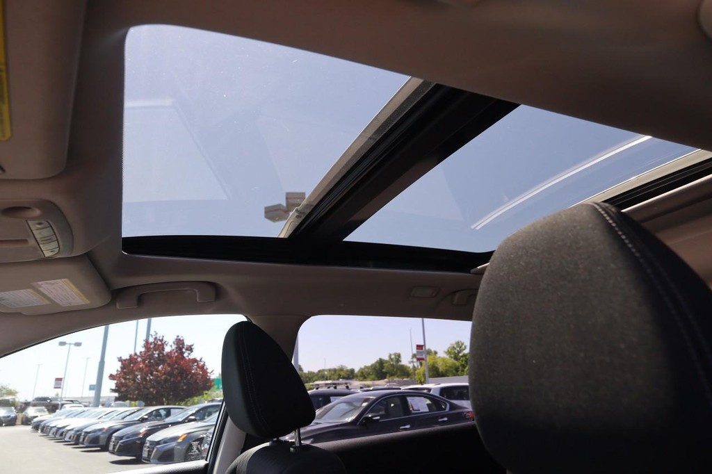 Nissan Rogue Vehicle Full-screen Gallery Image 9