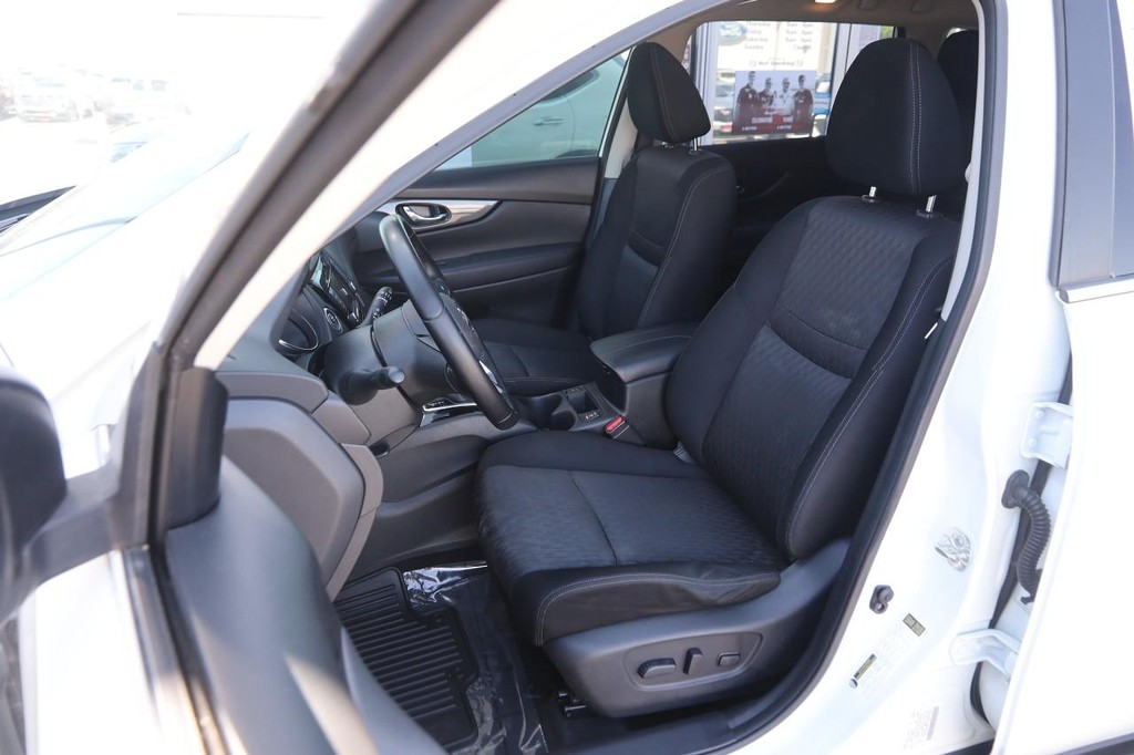 Nissan Rogue Vehicle Full-screen Gallery Image 10