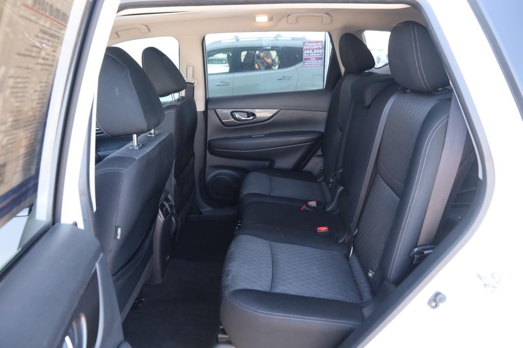 Nissan Rogue Vehicle Full-screen Gallery Image 11