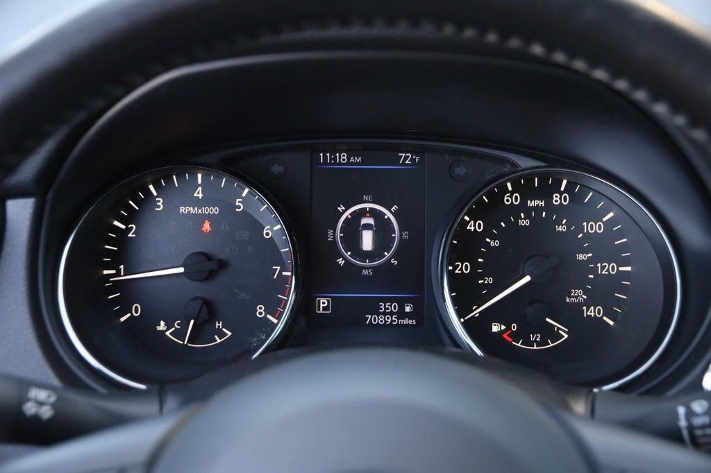 Nissan Rogue Vehicle Full-screen Gallery Image 15