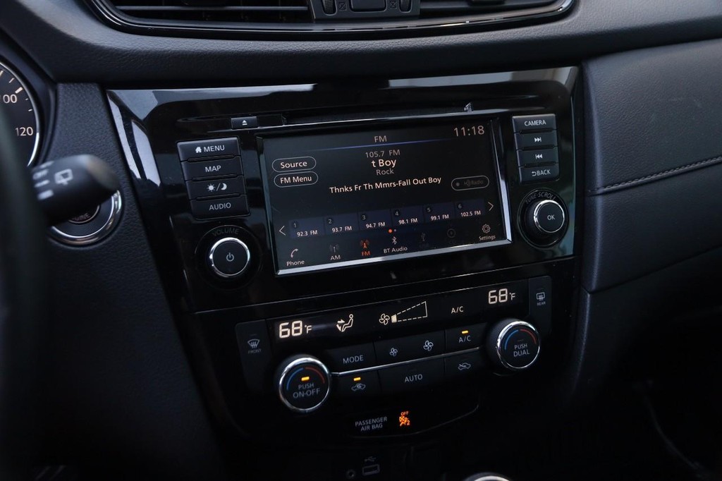 Nissan Rogue Vehicle Full-screen Gallery Image 16