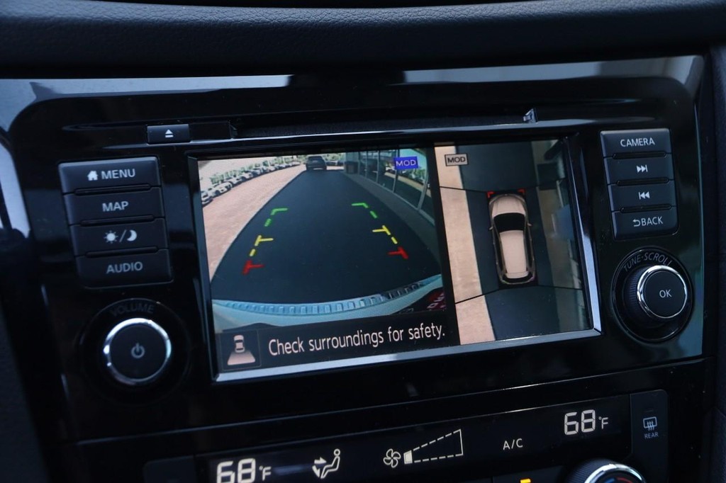 Nissan Rogue Vehicle Full-screen Gallery Image 17