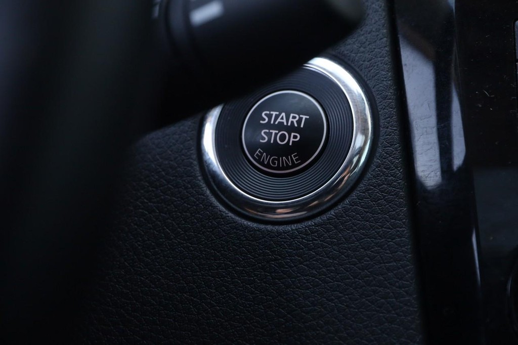 Nissan Rogue Vehicle Full-screen Gallery Image 18
