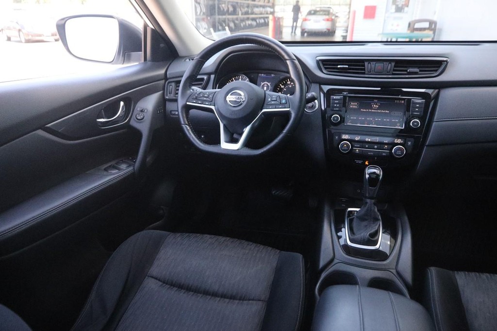 Nissan Rogue Vehicle Full-screen Gallery Image 22