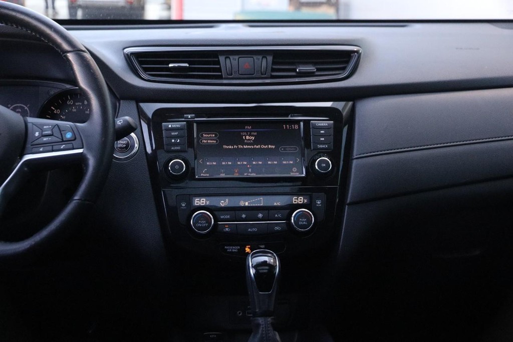 Nissan Rogue Vehicle Full-screen Gallery Image 24