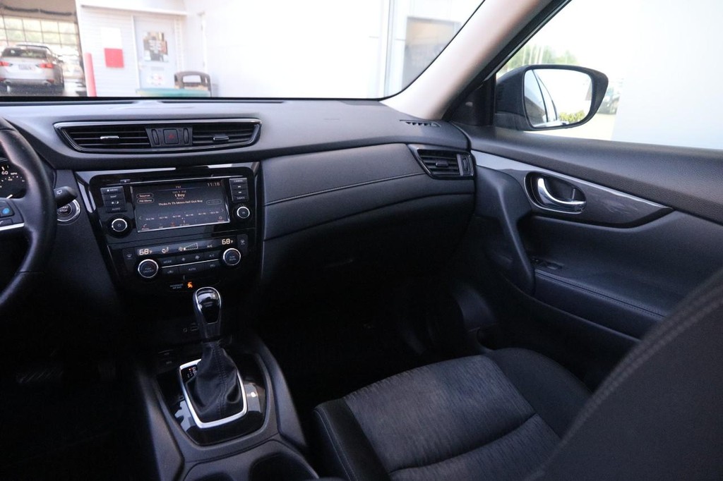 Nissan Rogue Vehicle Full-screen Gallery Image 25