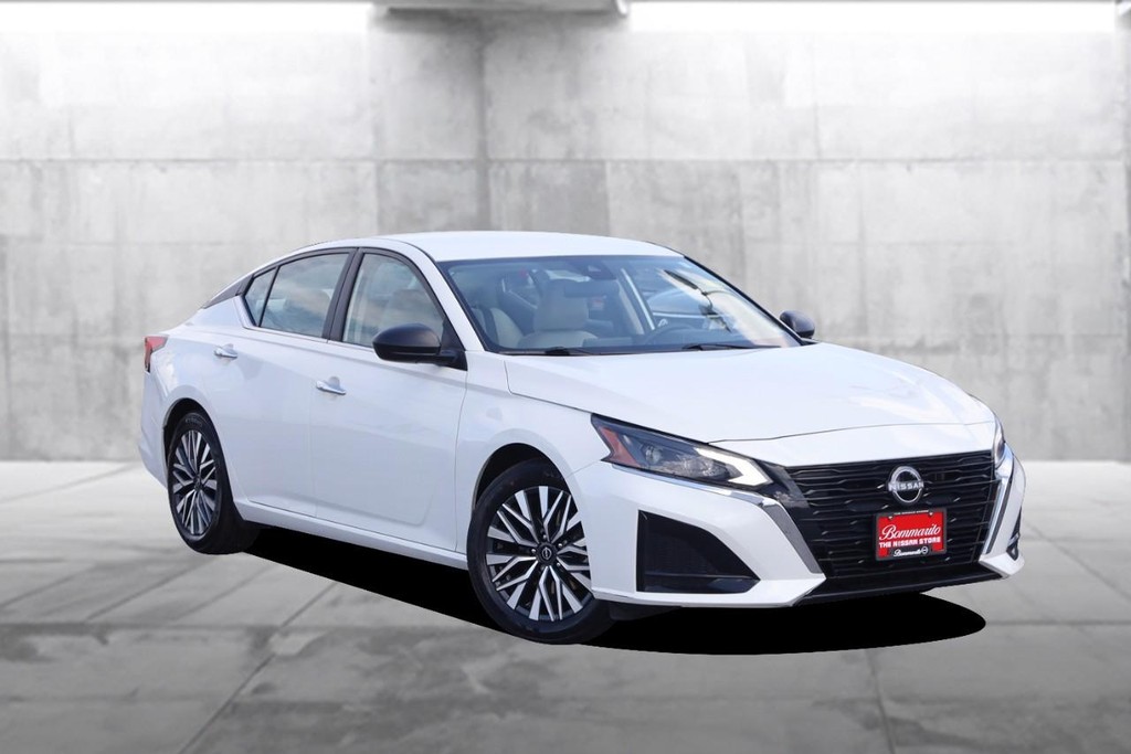 Nissan Altima Vehicle Image 02