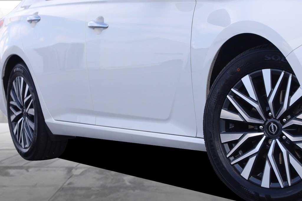 Nissan Altima Vehicle Image 03