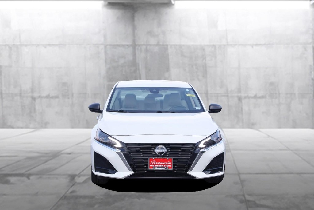 Nissan Altima Vehicle Image 04