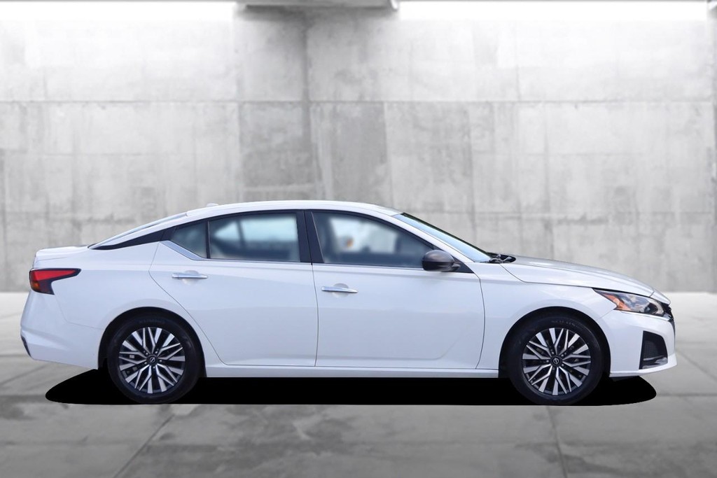Nissan Altima Vehicle Image 05