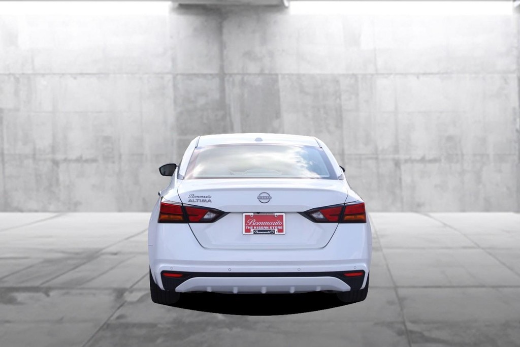 Nissan Altima Vehicle Image 06
